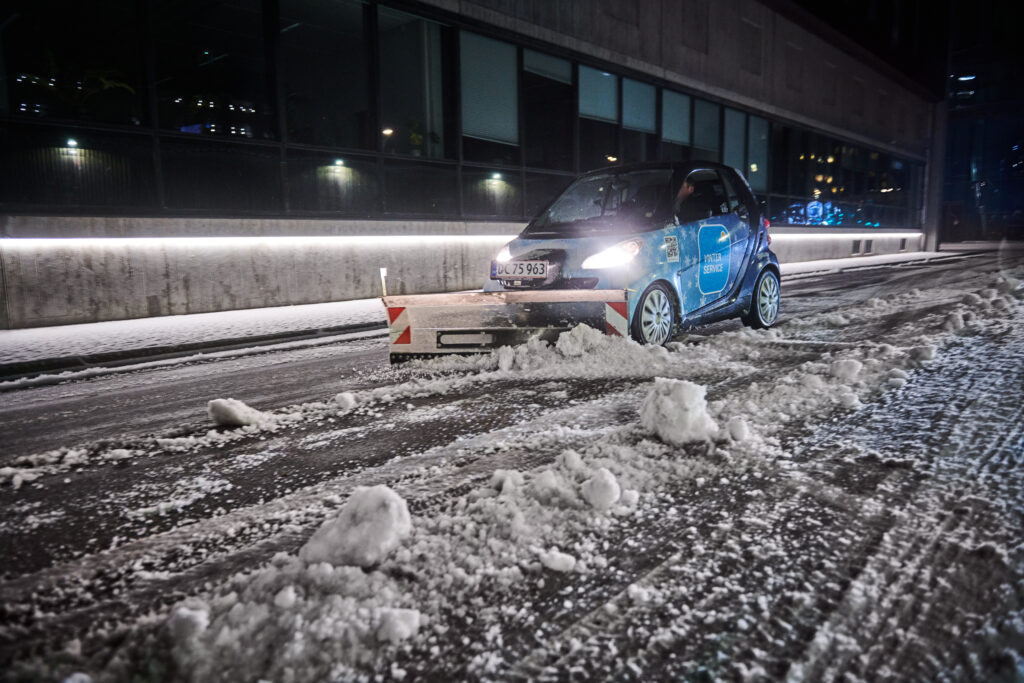 Smartcar der rydder sne på vej