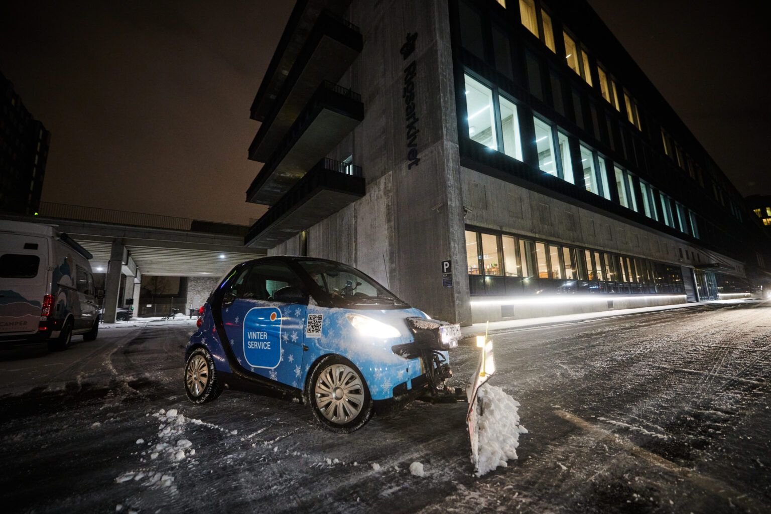 Smartcar der skovler sne