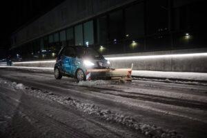 smartcar der skovler sne