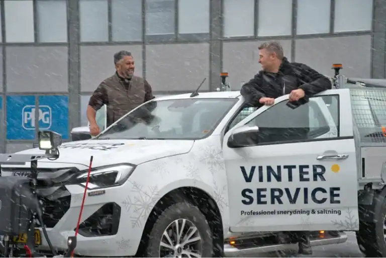 vinterservice bil og to medarbejder på tur i sneen